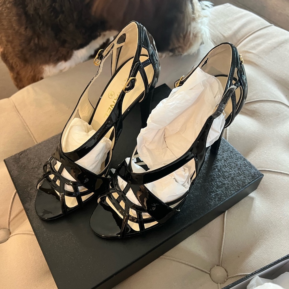 CHANEL BLACK PATENT LEATHER STRAPPY SANDALS HEELS PUMPS size 40 NWT - Picture 6 of 8